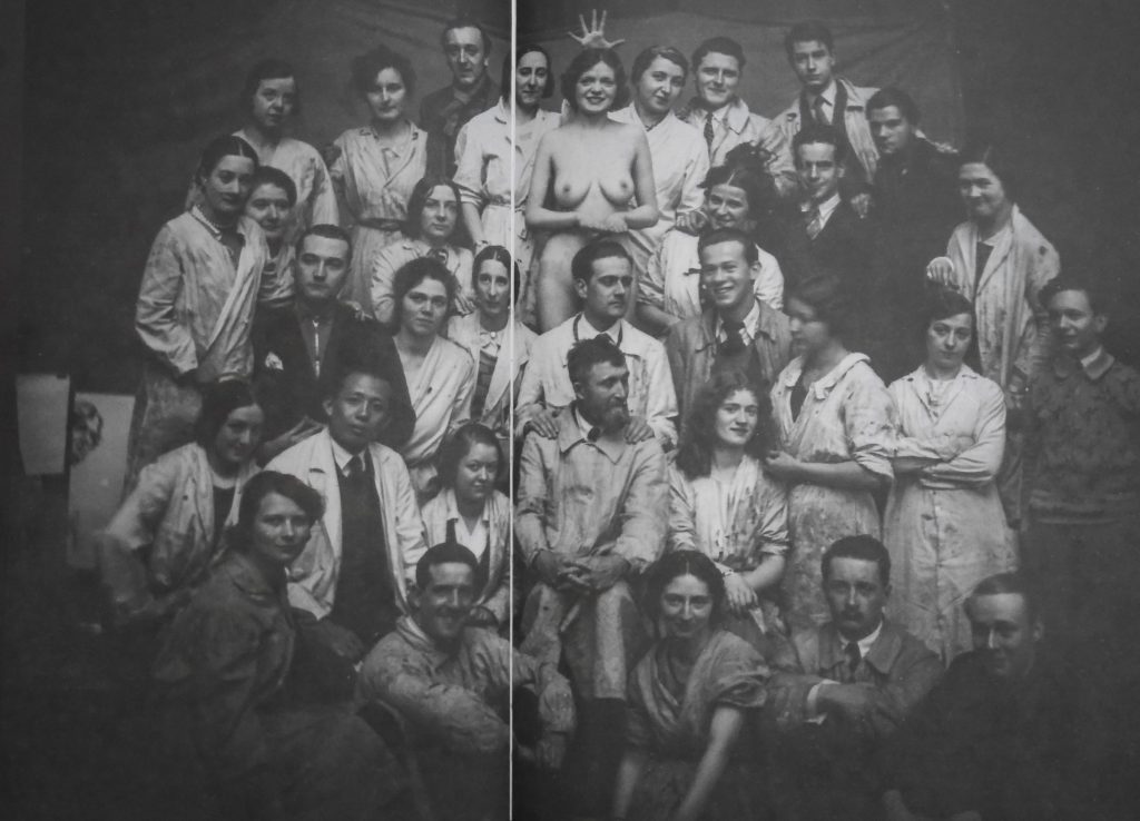 André DEVAMBEZ avec les élèves de son atelier. / Photographie Coll. Michel Ménégoz publiée dans le livre "(1867 - 1944) ANDRE DEVAMBEZ, VERTIGES DE L'IMAGINATION".